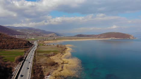 汽車在春天的美麗日子沿著湖岸的全景公路行駛