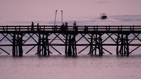 El-Puente-Mon-Es-Un-Antiguo-Puente-De-Madera-Ubicado-En-Sangkla,-Tailandia