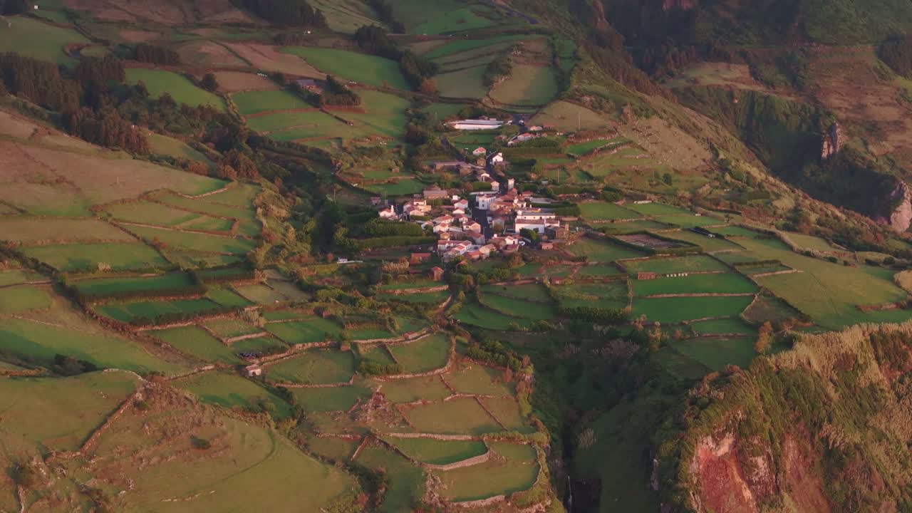 tomada aérea de la aldea de mosteiro en flores azores - tomada de un avión no tripulado