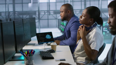 equipo diverso de profesionales de ti que trabajan en un centro de datos moderno