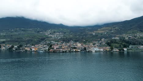 Ciudad-De-Sulzano-En-El-Lago-Iseo-En-Italia