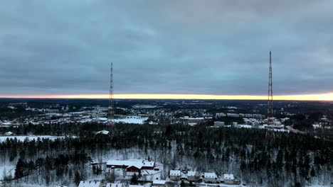 Vista-Panorámica-Desde-Un-Dron-Alrededor-De-Torres-De-Radio,-Una-Noche-De-Invierno-En-Lahti,-Finlandia