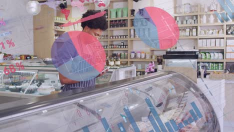 animación de números y procesamiento de datos sobre hombre biracial trabajando en la tienda.