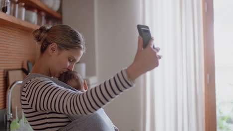 Madre-Feliz-Tomando-Una-Foto-Selfie-Con-Su-Bebé-Usando-Un-Teléfono-Inteligente-En-Casa-Compartiendo-El-Estilo-De-Vida-De-La-Maternidad-En-Línea-Disfrutando-De-La-Conexión-A-Las-Redes-Sociales