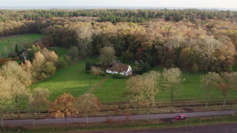 Seitenschwenkaufnahme-Eines-Landhauses-In-Der-Nähe-Des-Waldes-In-Oudemirdum-Friesland,-Luftaufnahme