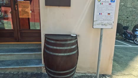 entrada de la tienda de vinos con señales de bienvenida