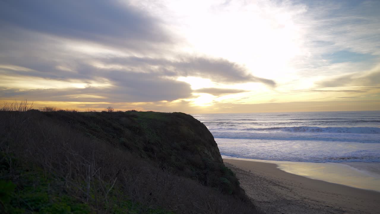 observando la hermosa puesta de sol junto al acantilado