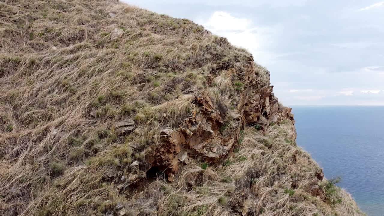 cercano que se eleva sobre el afloramiento rocoso extremo de la cordillera con la capital dili y el océano en el fondo, timor-leste, sudeste asiático
