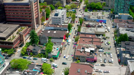 Tráfico-Moderado-En-El-Barrio-Del-Extremo-Oeste-En-El-Centro-De-Vancouver-En-Columbia-Británica,-Canadá