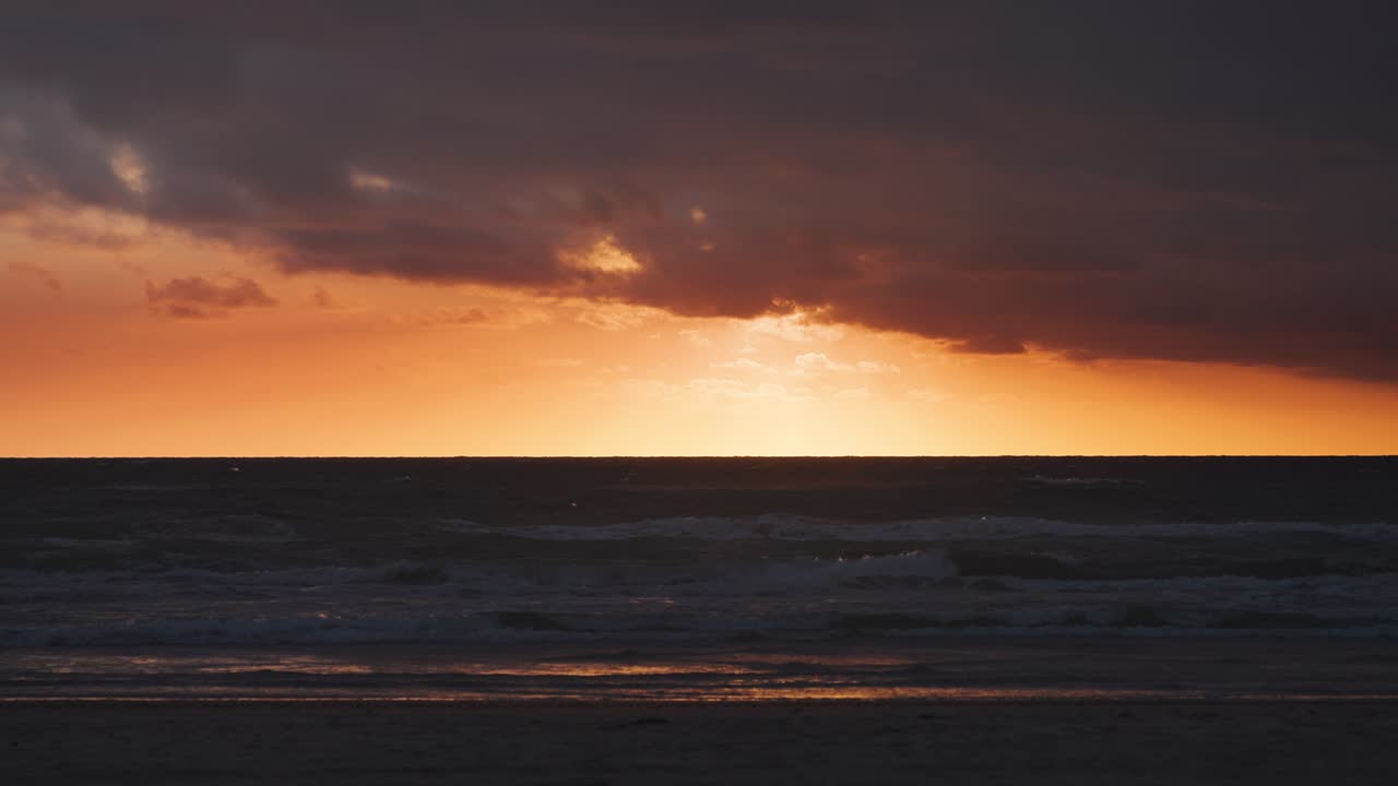 Mørk, brennende himmel ved solnedgang