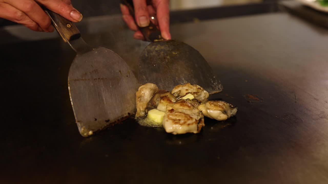 숙련된 요리사는  위에 오스트리를 능숙하게 뒤집습니다.