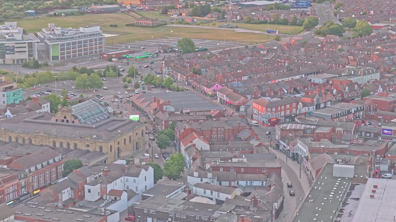 Doncasterin keskusta ulottuu yli South Yorkshiren, Englannin, Yhdistyneen kuningaskunnan, tiheine rivitaloalueineen, kaupallisine katuineen ja julkisine rakennuksineen, liukuva eteenpäin suuntautuva drone-ylilento.