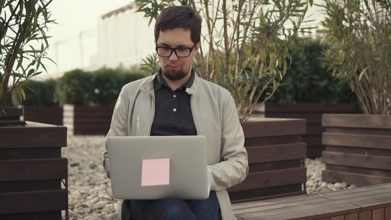 hombre trabajando en una laptop al aire libre