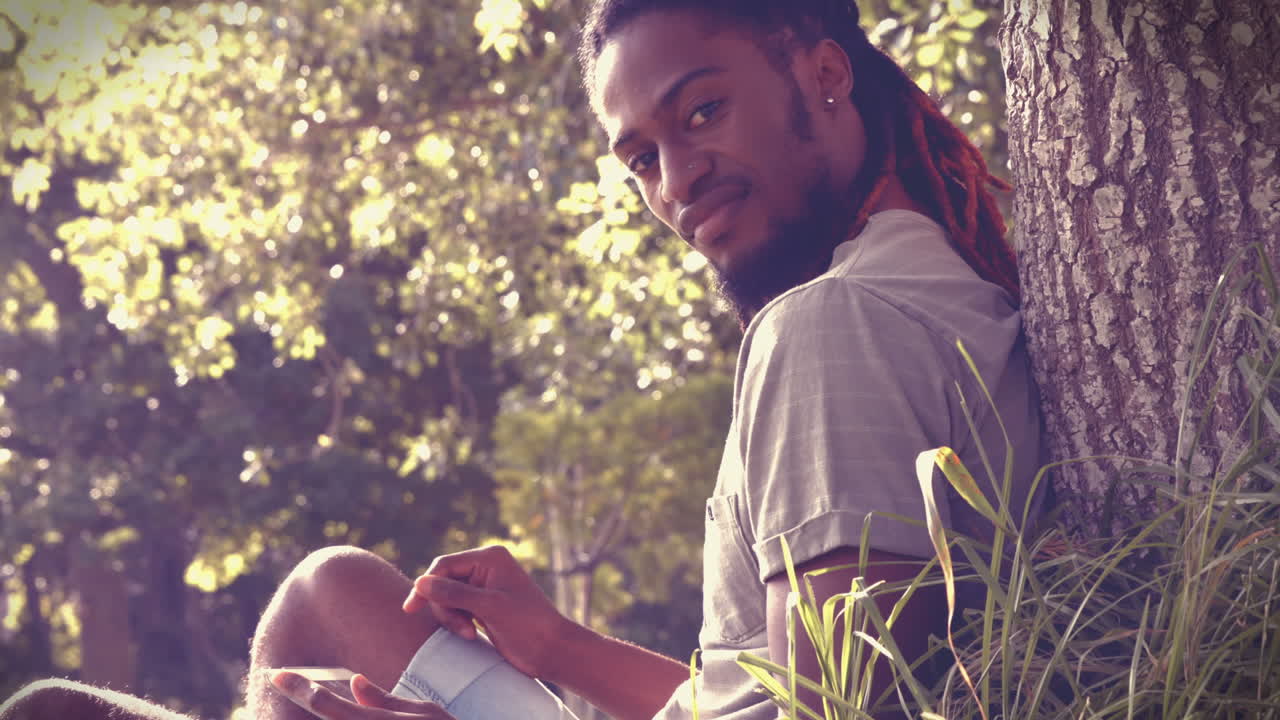 en formato de alta calidad hipster guapo usando su tableta