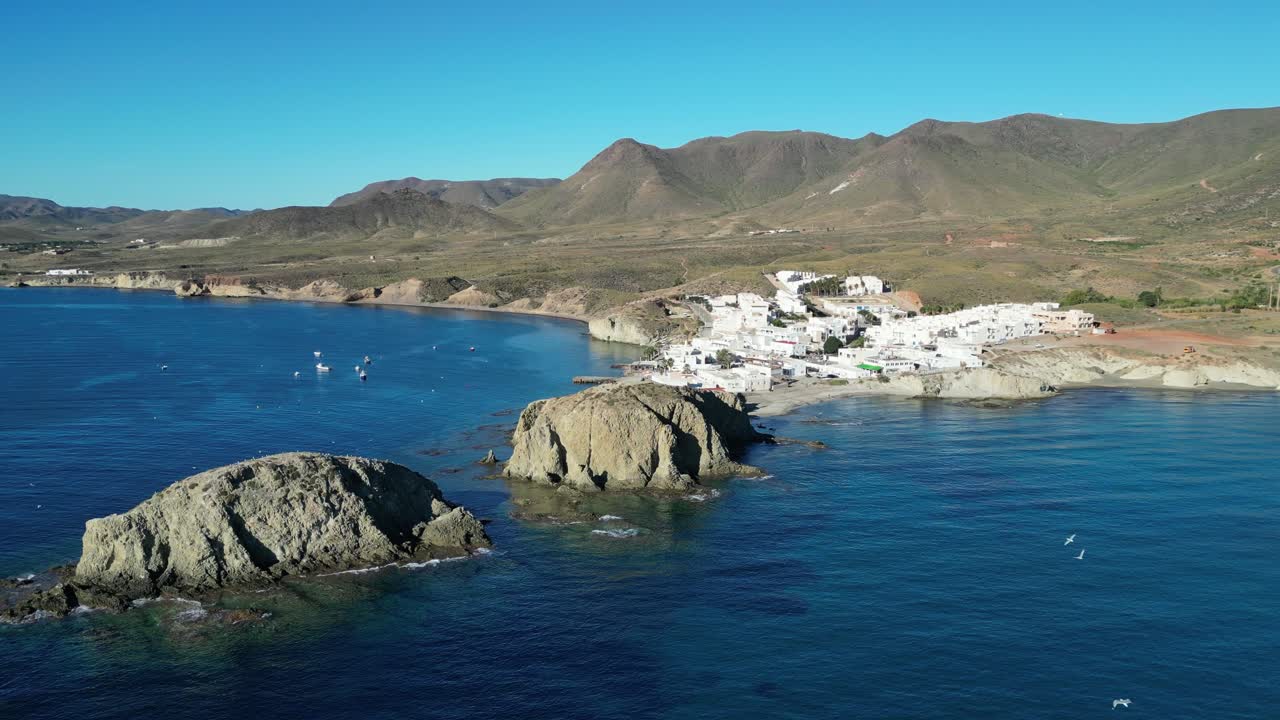 카보 데 가타, 알메리아, 안달루시아, 스페인의 isleta del moro - 공중 4k 선회