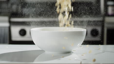 avena cayendo en cámara lenta