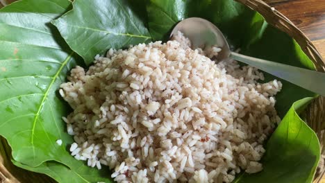 Arroz-Integral-Dheki-Servido-En-Hojas-De-Sal-En-Una-Aldea-Tribal-En-Jharkhand