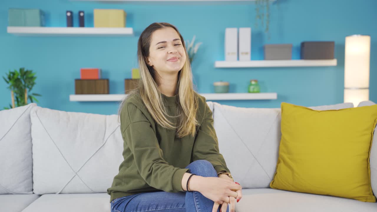 아름답고 매력적인 젊은 소녀가 카메라를 귀 ⁇ 게 쳐다보고 있습니다.