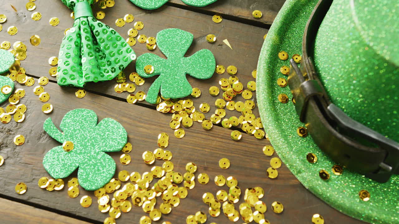 video del sombrero verde de san patricio, trébol y lentejuelas de oro sobre fondo de madera