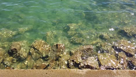 View-of-the-sea,-waves-on-the-rocks