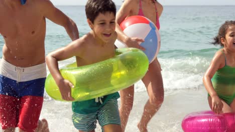 Familia-Feliz-Corriendo-En-El-Agua