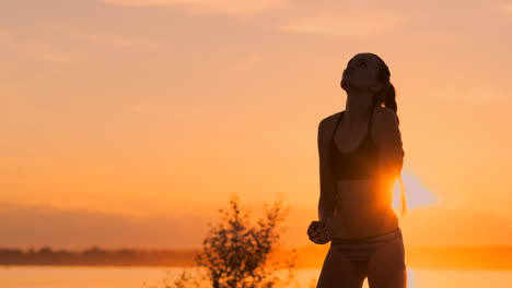 Una-Chica-De-Voleibol-De-Media-Distancia-En-Bikini-Esperando-La-Pelota-En-La-Cancha-Al-Atardecer-Da-Un-Pase-De-Antebrazo-Durante-Un-Partido-En-La-Playa-En-Cámara-Lenta.