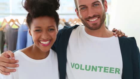 equipo de voluntarios felices sonriendo a la cámara