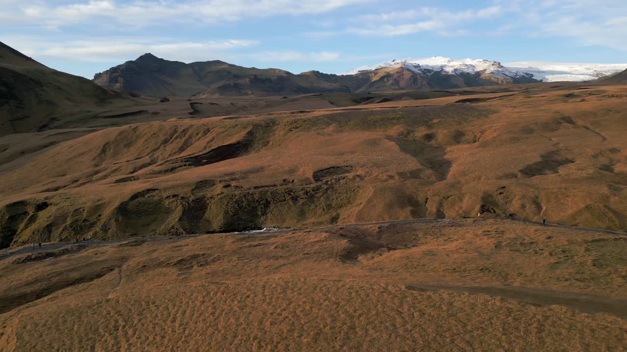 스코가포스 폭포 마법의 시간 너머 눈으로 덮인 산