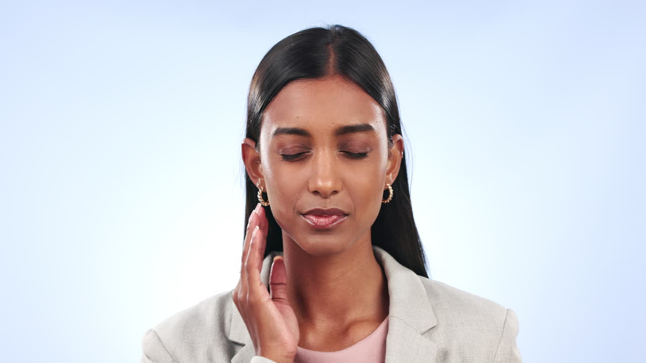 mujer, dolor de dientes y dolor en el estudio con dental