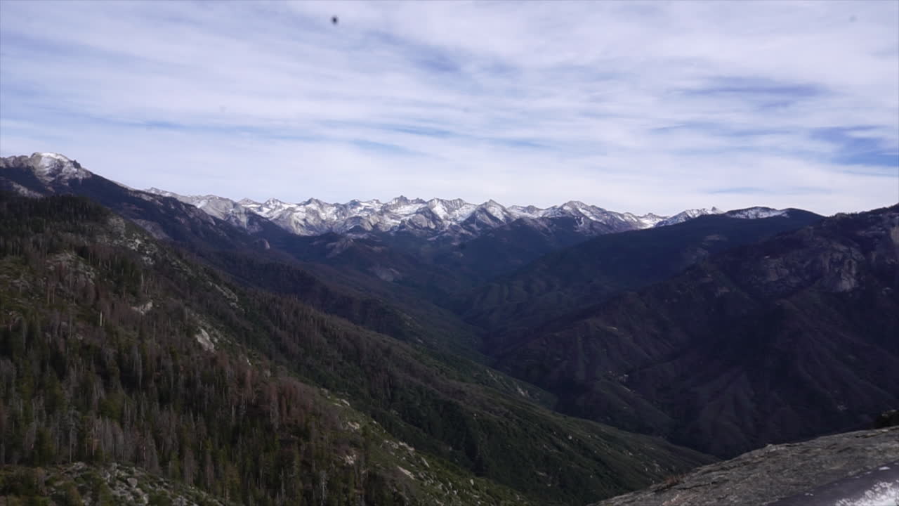 pasar por alto con montañas cubiertas de nieve en la distancia