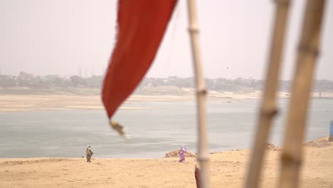 mujeres caminando por la orilla del río ganges