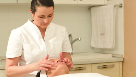 Tratamiento-Facial-Con-Masaje-En-Spa-De-Belleza.