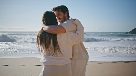 los cónyuges amorosos paseando por la playa disfrutan de la luna de miel de cerca. una pareja romántica besándose.