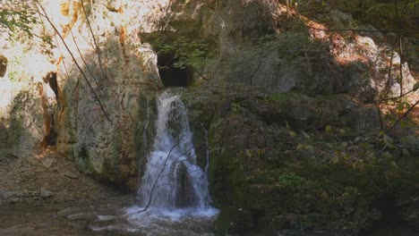 Wunderschöner-Natürlicher-Kleiner-Wasserfall,-Der-An-Sonnigen-Tagen-In-Der-Schweiz-Bergab-Im-Fluss-Fließt