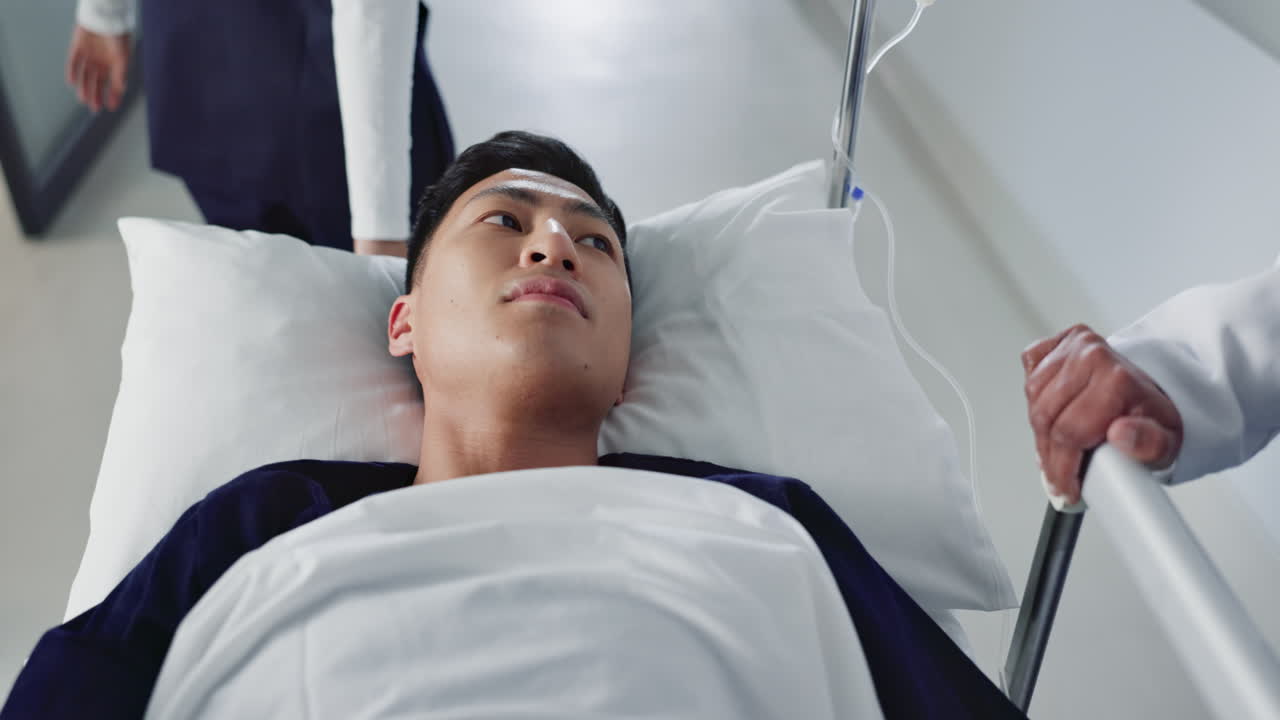 응급상황, 병원 침대와 남자 급히