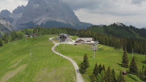 Mountain-Gondola-lifts-bring-summer-tourist-to-scenic-Col-dei-Baldi,-Dolomite-grandeur