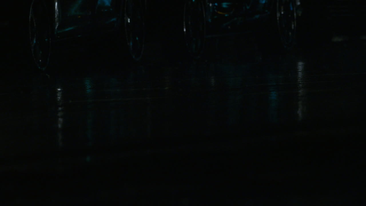 tráfico de automóviles en carretera mojada bajo lluvia nocturna