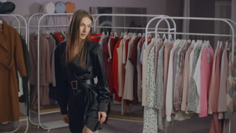 mujer usar el vestido blanco en la sala de comprobación. chica europea de moda mirándose en el espejo en el camerino. mujer joven y feliz en la tienda de ropa sonriendo y eligiendo cosas nuevas. boutique