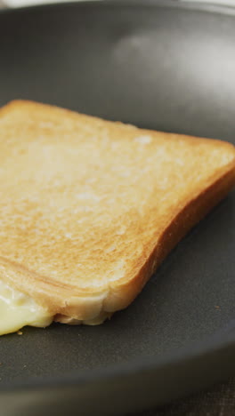 video de sándwich de pan blanco con queso recién tostado preparado en una sartén
