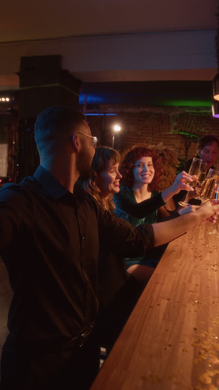 amigos celebrando en un bar