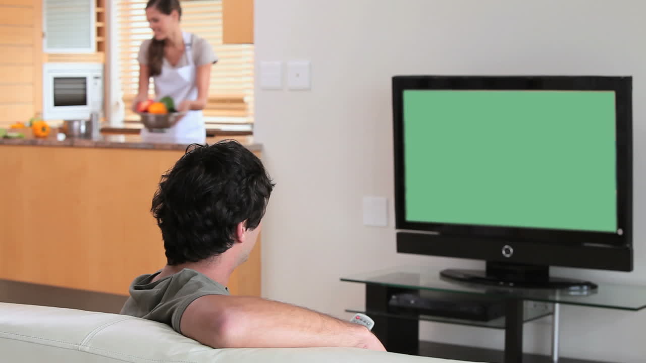 여자친구를 위해 요리하는 여자