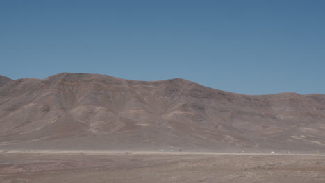 Escena-De-Lanzarote-Con-Paisaje-árido-De-Montañas