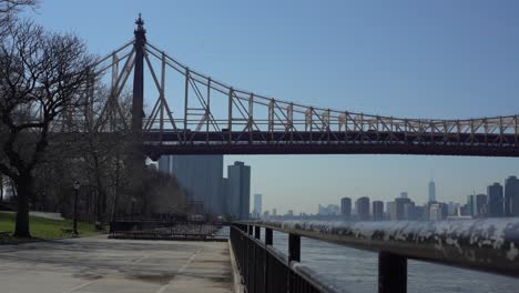 breite aufnahme des queensboro-brückenwegs mit dem freedom tower in der ferne