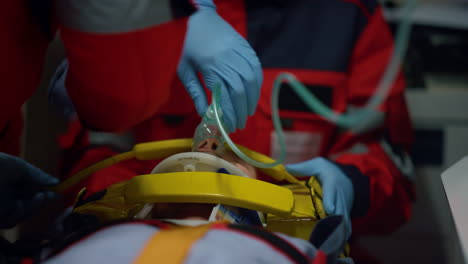 médicos de emergencia que brindan ayuda médica a pacientes con máscara de oxígeno