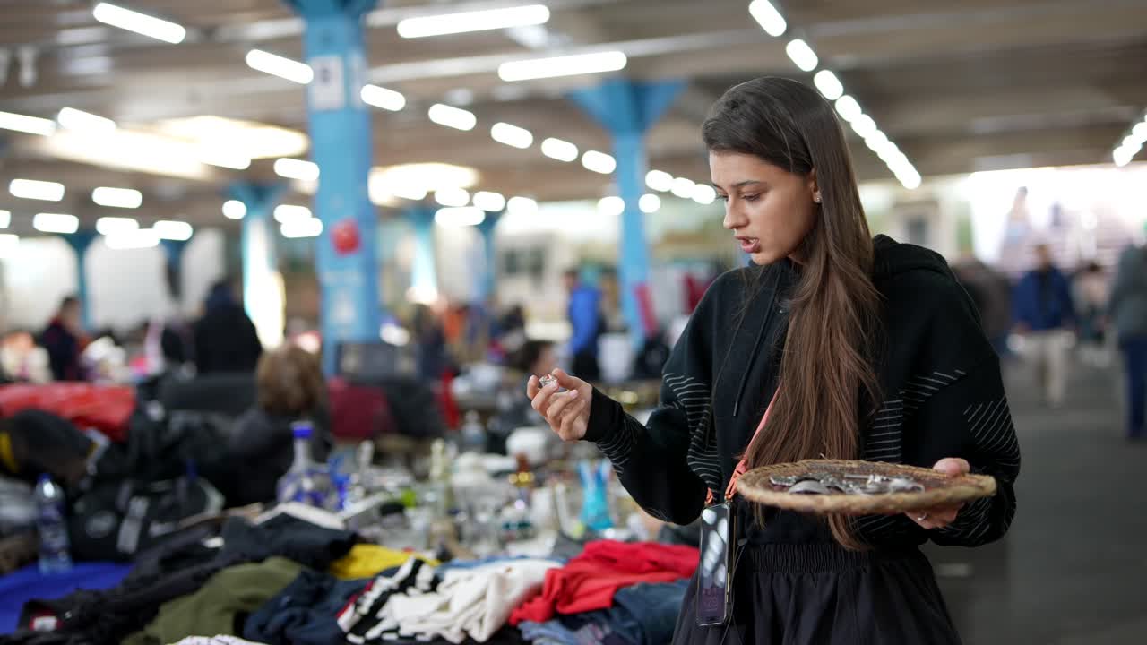 Donna che curiosa a un mercatino delle pulci