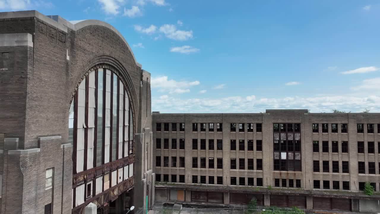 웅장한 중앙역과 철도 마당이 배경에 있는 아름다운 여름날의 뉴욕 버팔로 녹색 도시의 공중 전망