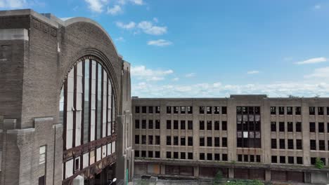 una vista aérea de la ciudad verde de buffalo, nueva york, de un hermoso día de verano con la gran estación central y el patio del ferrocarril al fondo