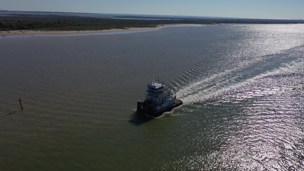 텍사스주 라포르테의 샌 재신토 강에서 순항하는 푸시보트