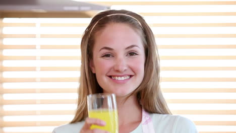 Mujer-Sonriente-Bebiendo-Jugo-De-Naranja