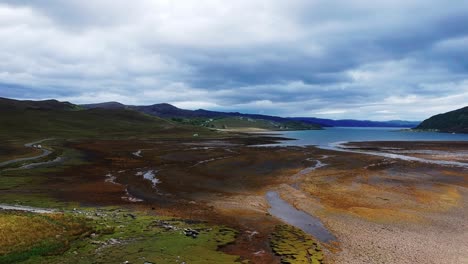 disparo de drone push-in del paisaje seco del lago escocés